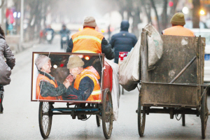 　■三輪車后邊的這幅照片感動(dòng)了眾多網(wǎng)友，這對(duì)環(huán)衛(wèi)工老兩口已經(jīng)相伴走過了50年。 　