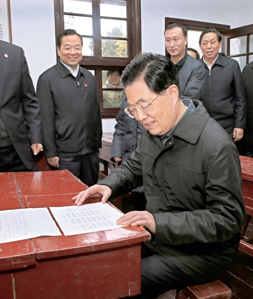 胡錦濤34年后回鄉不封路 市民夾道歡迎