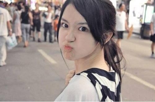 自稱“廈門外國語學(xué)院?；ā钡呐绥嫱瑢W(xué)，直接打出了“用其可愛清麗的容貌氣質(zhì)挑戰(zhàn)奶茶妹妹”的口號，一時間，這一組所謂的“廈門外國語學(xué)院?；ㄅ绥妗钡恼掌诰W(wǎng)絡(luò)躥紅，許多微博轉(zhuǎn)載，引發(fā)了眾多網(wǎng)友的圍觀與熱議。