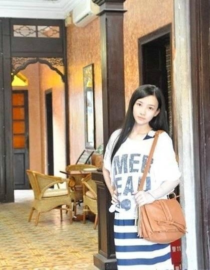 自稱“廈門外國語學(xué)院校花”的潘珂同學(xué)，直接打出了“用其可愛清麗的容貌氣質(zhì)挑戰(zhàn)奶茶妹妹”的口號，一時間，這一組所謂的“廈門外國語學(xué)院?；ㄅ绥妗钡恼掌诰W(wǎng)絡(luò)躥紅，許多微博轉(zhuǎn)載，引發(fā)了眾多網(wǎng)友的圍觀與熱議。