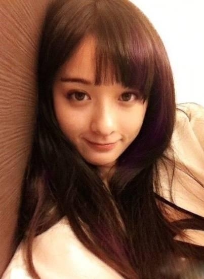 成都大學校花，人人上一組照片被網(wǎng)友瘋傳走紅網(wǎng)絡，繼后參加快樂女聲，麥克達人甜蜜派歌唱比賽，2009年快樂女聲四川直通區(qū)50強。被著名音樂人朱樺譽為：“弱小身軀，卻又有令人動容的唱功”公主小環(huán)的女歌手。