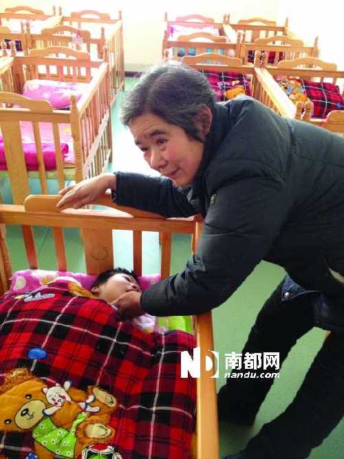   ●1月24日，周鳳桂到南陽市兒童福利院看望被領走的病殘兒。