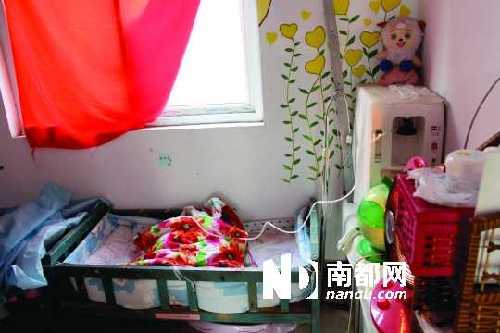  ●平頂山“愛之家”孤兒收養點，一名先天肺發育不良的男嬰正在吸氧。負責人朱智紅一直擔心這里