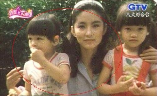 青霞手里抱著兩個小女孩，而左手邊那個4歲的小女孩就是徐若瑄。圖／翻攝網(wǎng)絡