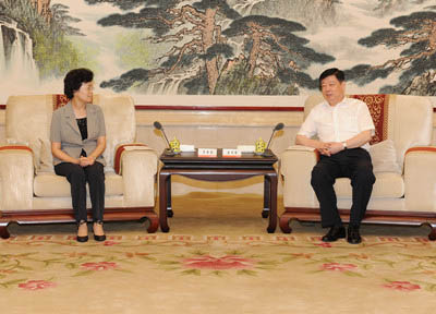 8月5日，山東省委書記、省人大常委會主任姜異康，省委副書記、省長郭樹清會見 國務院婦兒工委副主任、全國婦聯黨組書記、副主席、書記處第一書記宋秀巖一行。