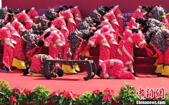 9月1日，一場別開生面的“重溫漢唐風(fēng)”漢式集體婚禮在泉城濟(jì)南舉行，72名新人身著傳統(tǒng)漢服喜結(jié)良緣，并在許愿墻上許下“千年共枕眠，一世永相愛”心愿。圖為新人解纓結(jié)發(fā)。中新社發(fā) 張勇 攝