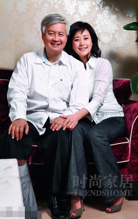 龍虎娛樂訊 丁瑋為前貴州貪官閻建宏的兒媳婦，東窗事發時攜巨額遠逃美國創立珠寶品牌歐致寶，與薛蠻子在美國相識，后嫁予薛蠻子，成為薛蠻子的第二任妻子。