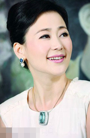 丁瑋為前貴州貪官閻建宏的兒媳婦，東窗事發(fā)時攜巨額遠逃美國創(chuàng)立珠寶品牌歐致寶，與薛蠻子在美國相識，后嫁予薛蠻子，成為薛蠻子的第二任妻子。