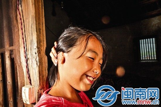 寶燕耳朵的缺陷，被同學笑過，但她在鏡頭前卻大方拉開頭發