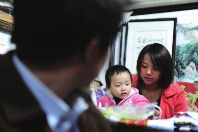 兩歲女童為自籌10萬元醫療費街頭撿瓶子(圖)