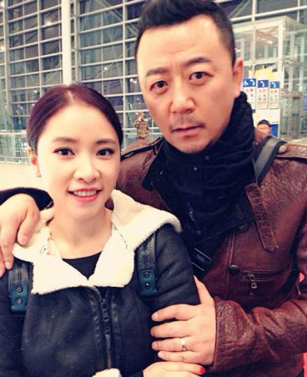 李燃，重慶人，2008年畢業于中國傳媒大學播音主持專業。 郭濤和妻子李燃2006年結婚，郭濤比搜李燃大15歲。郭濤拍《瘋狂的石頭》時是他第一次來重慶，也是那時才對重慶有了真正的了解。拍完戲不久，郭濤就和做建筑設計的重慶女孩李燃結婚了。