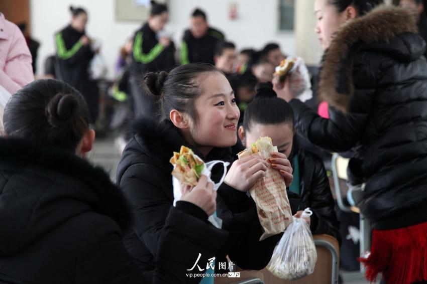 2014年2月17日，山東濱州，背著大包小包的藝考考生在濱州學院報名點候考。