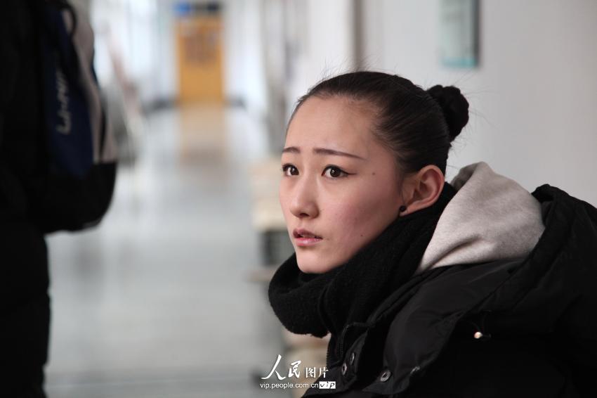 2014年2月17日，山東濱州，背著大包小包的藝考考生在濱州學院報名點候考。