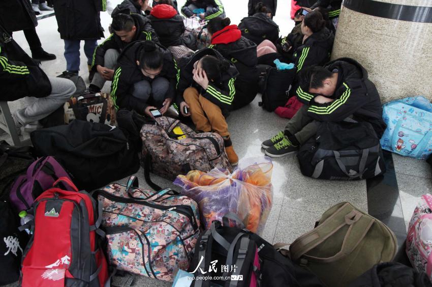 2014年2月17日，山東濱州，背著大包小包的藝考考生在濱州學院報名點候考。