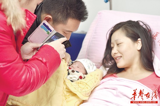 2月26日，雷超超順利生下一子，親人第一時間拍下合影，隨后她傳上微博與粉絲分享喜悅。記者唐俊攝