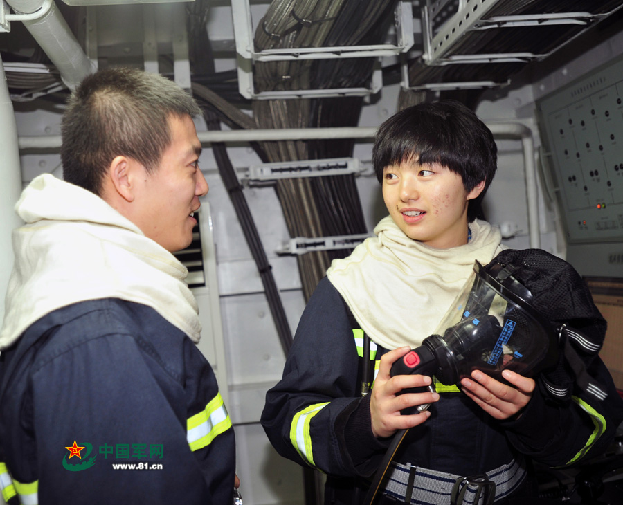 穿上消防服的女艦員張明珠與男兵一起值班。本網通訊員 胡鍇冰 攝