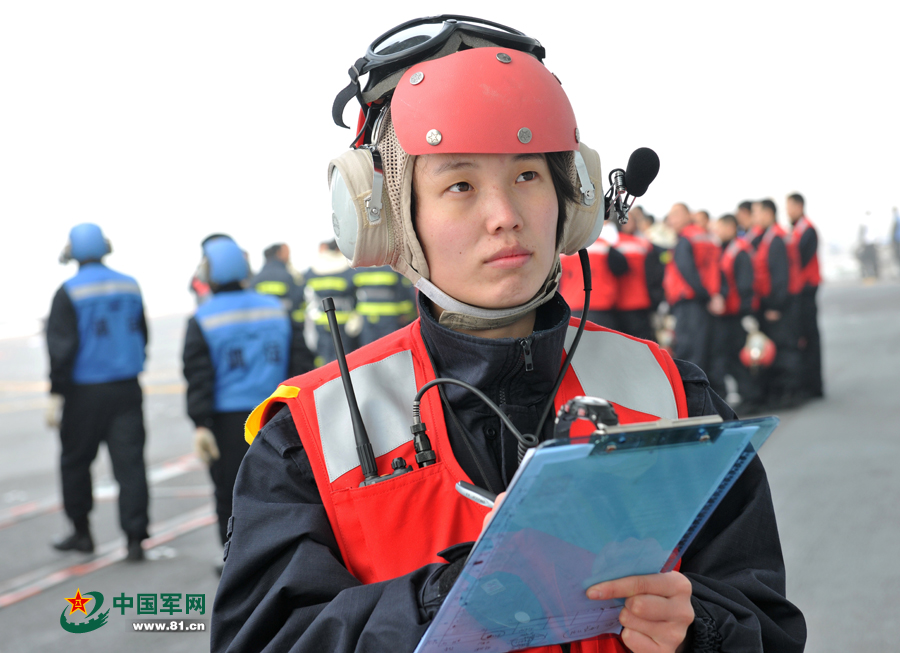 彈藥女艦員登記撤收訓練彈藥。本網通訊員 王松岐 攝