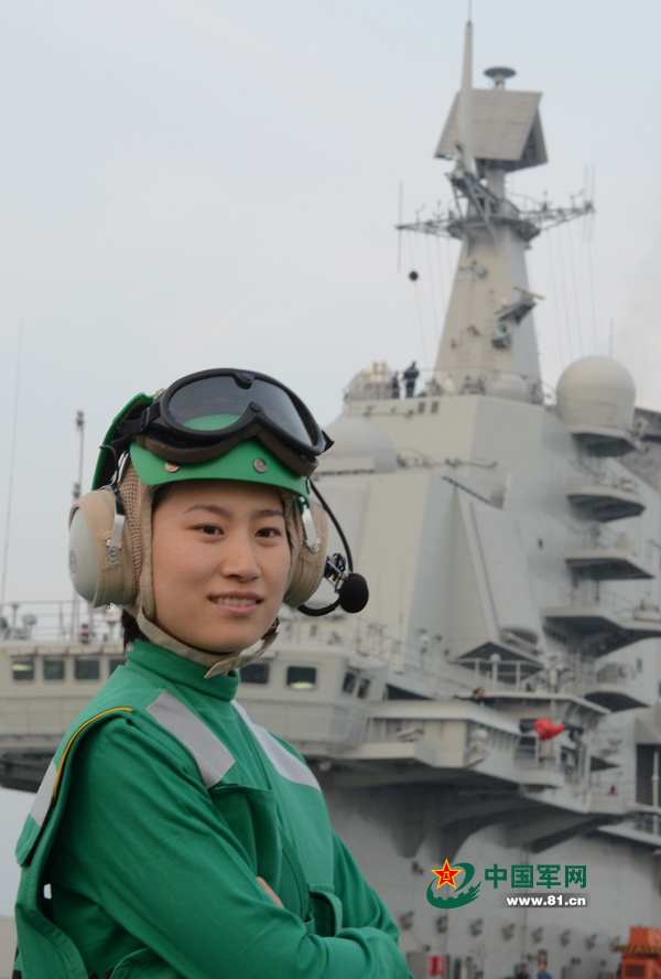 航母甲板作業女艦員 本網通訊員 王松岐 攝
