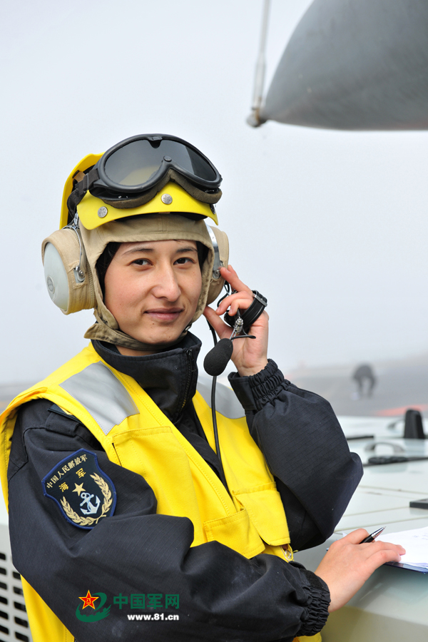 起飛之前女艦員忙溝通 本網通訊員 王松岐 攝