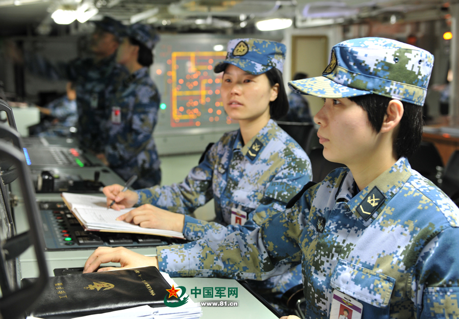 女艦員在機電集控室里值班。本網通訊員 王松岐 攝