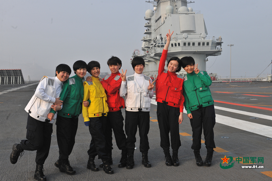 下班后歡樂的“彩虹女艦員”。本網通訊員 王松岐 攝