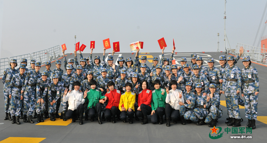 獲獎多多的三八紅旗手女艦員群體合影。本網通訊員 王松岐 攝