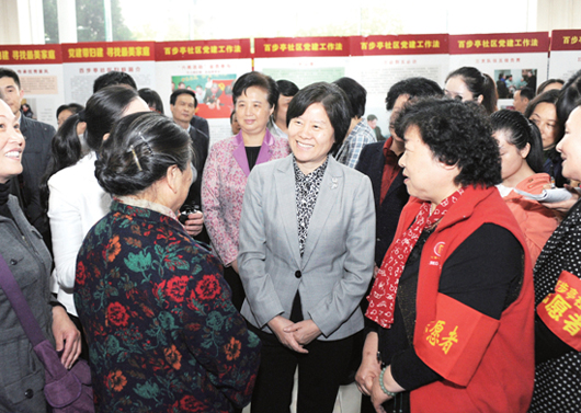 4月16日，沈躍躍在武漢市百步亭社區(qū)調(diào)研時，與社區(qū)志愿者親切交談。記者 楊睿 攝