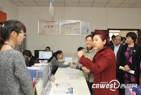 孟曉駟了解社區“婦女之家”工作的創建情況。