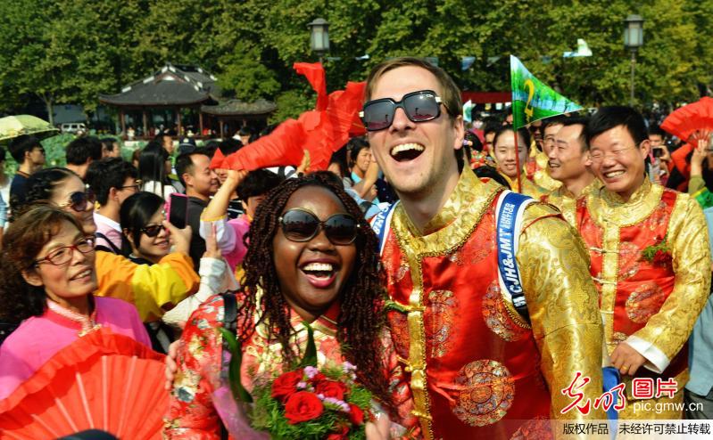 國內外百對新人在杭州西湖喜結連理