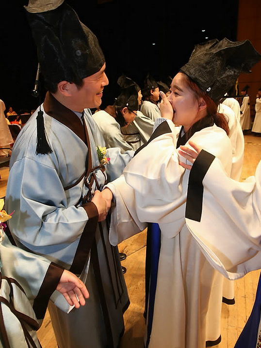 韓國大學生穿“道士服”參加畢業典禮