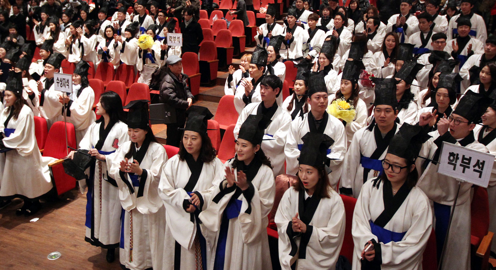 韓國大學生穿“道士服”參加畢業典禮