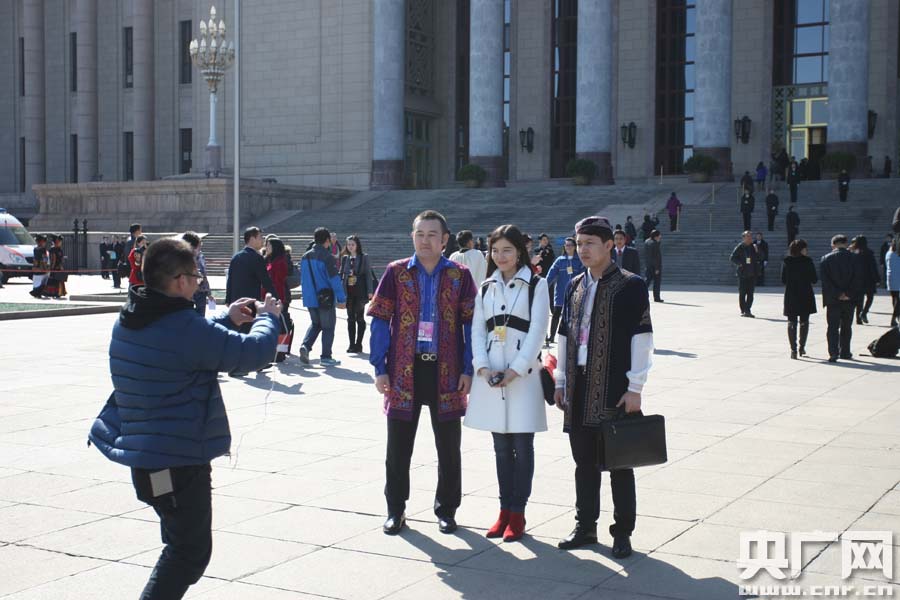 兩會政協閉幕 委員記者合影留念