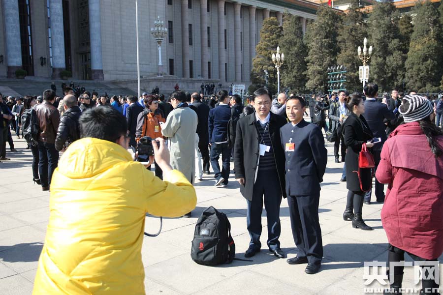 兩會政協閉幕 委員記者合影留念