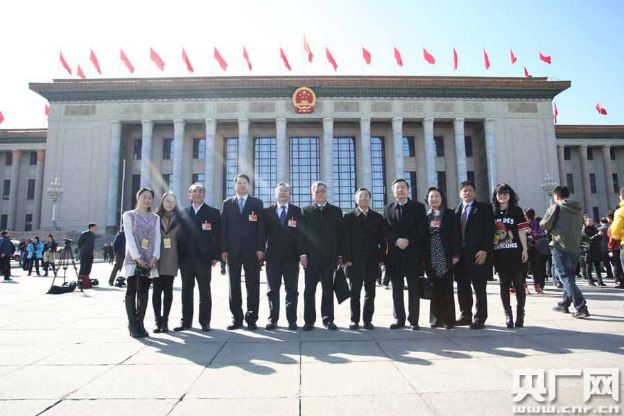 兩會政協閉幕 委員記者合影留念
