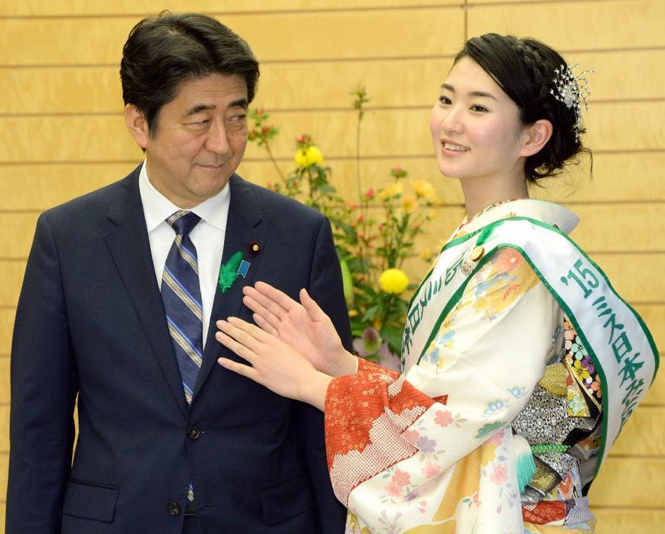 安倍接見(jiàn)日本櫻花女王、綠色女神