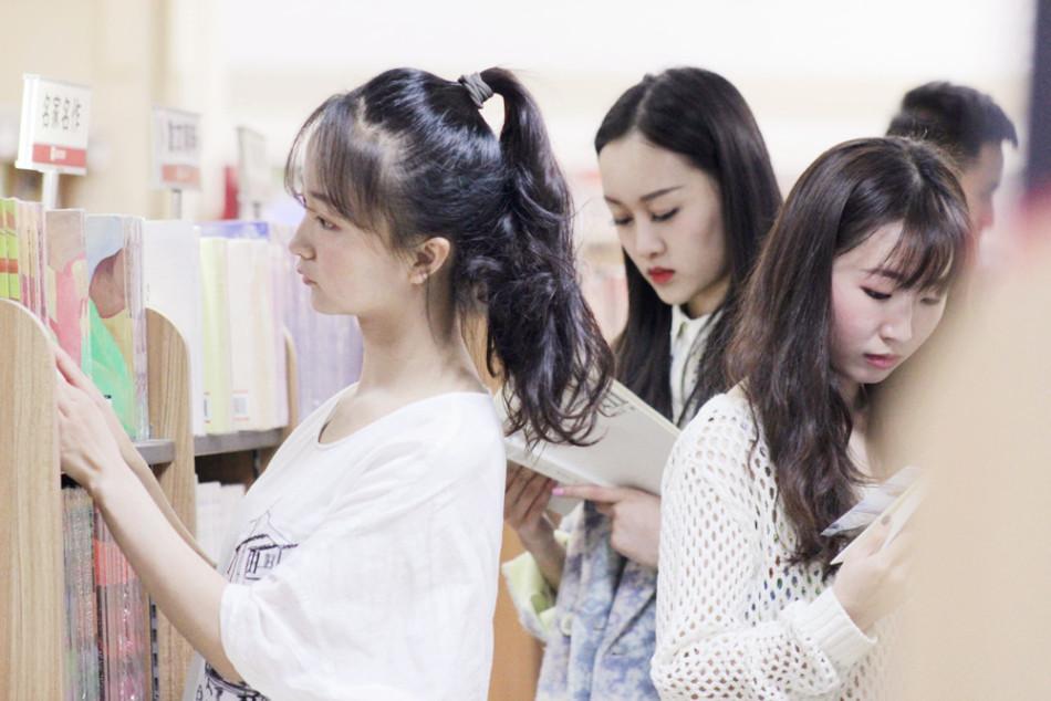 成都書市現清純美女 網友點贊“書中自有顏如玉”