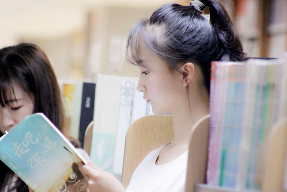 成都書市現清純美女 網友點贊“書中自有顏如玉”