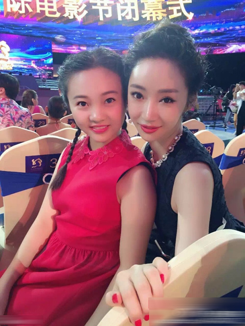 林妙可紅裙養眼
