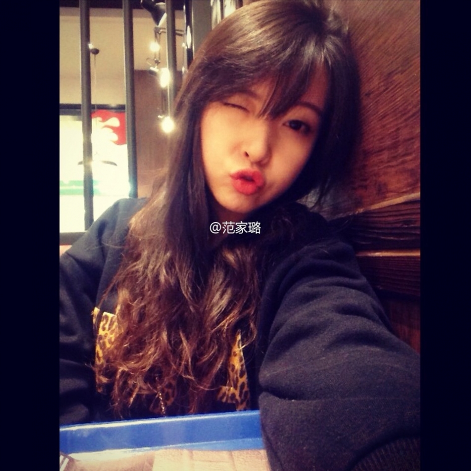 近日，這樣一條微博在網上流傳甚廣：“重慶八中有個最美英語老師，酷似周慧敏，北京林業大學畢業，愛自拍，愛唱歌，接地氣。在朋友圈發照片，秒回點贊者眾多，還有一些同學想對她說，大家都想回八中復讀了！”據了解，這位老師名叫范家璐，1992年出生，高中曾就讀于重慶八中。