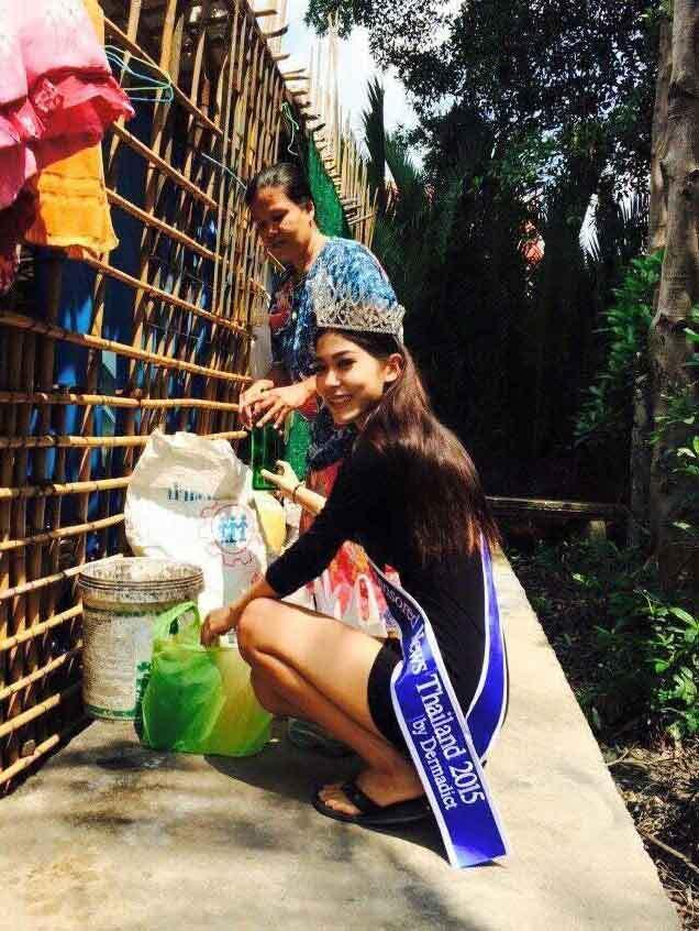 泰國17歲少女選美奪冠 回鄉跪謝拾荒母親