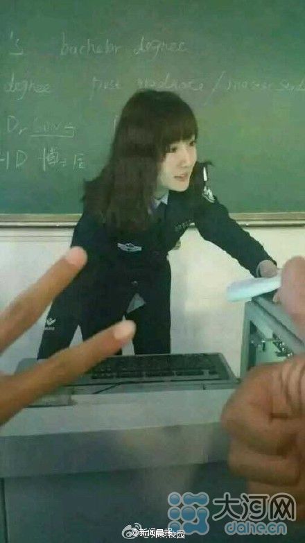 河南女教師課堂照片走紅網絡