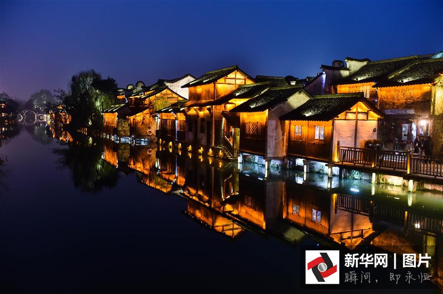 12月15日，烏鎮西柵呈現美麗的夜色。