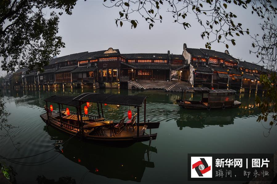 12月15日，烏鎮西柵呈現美麗的夜色。