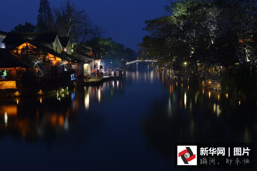12月15日，烏鎮西柵呈現美麗的夜色。