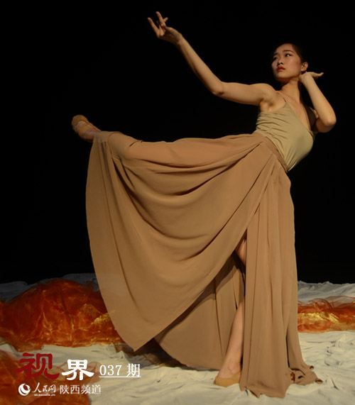 倩影曼妙，舞姿婀娜。舞者用律動、造型，賦予生命的原始躁動以節奏秩序，使之化為一種情調，可洞若觀火地呈現。