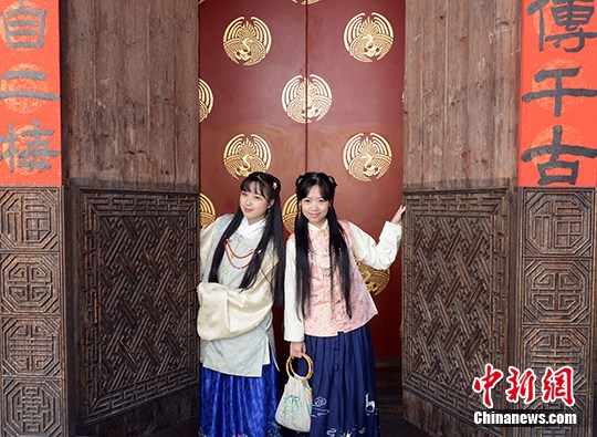 陽春三月漢服少女徜徉福州古街 沐浴陽光賞春色