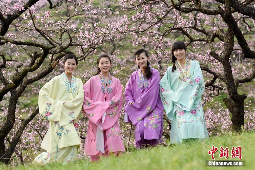 浙江女大學生著古裝相約桃花節