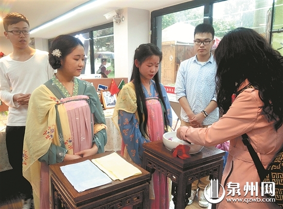 中國情人節!著漢服仿古禮 華大學子重現上巳節