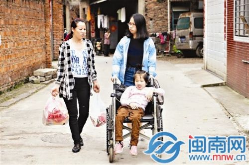 泉州一店面著火 鄰居大姐沖進火里救出腦癱女孩