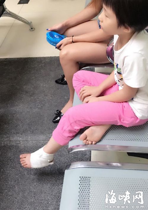  女孩至今還無法正常走路，需要人看護